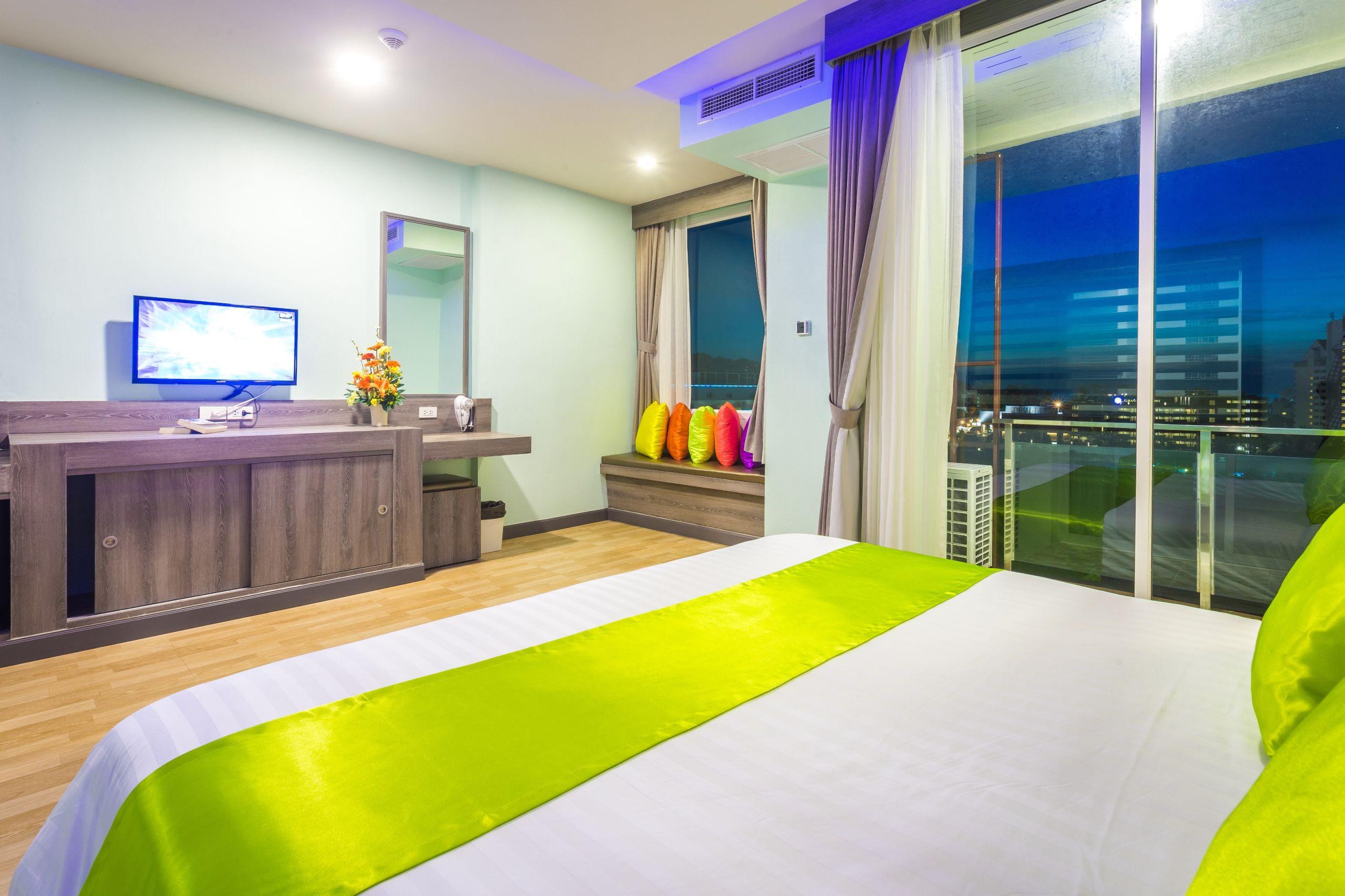 Add Plus Hotel & Spa Patong Esterno foto